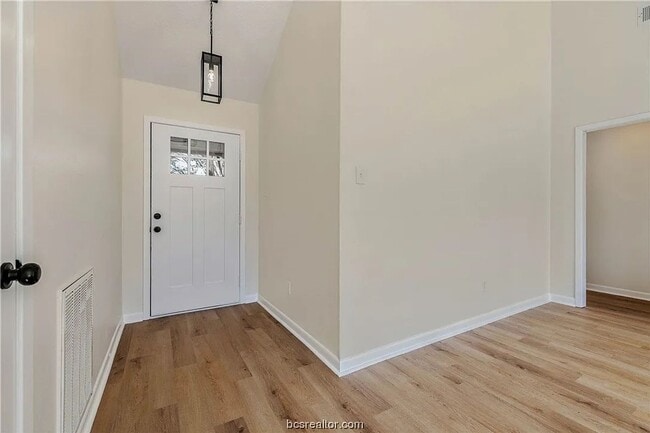 Foto del edificio - Take a look at this 3 bedroom 2 bath home