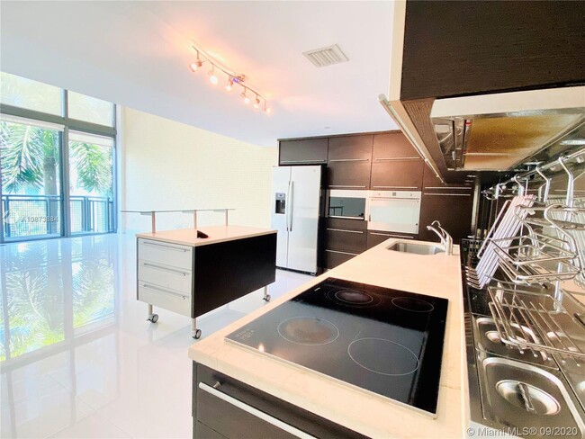 Building Photo - 6000 Collins Ave