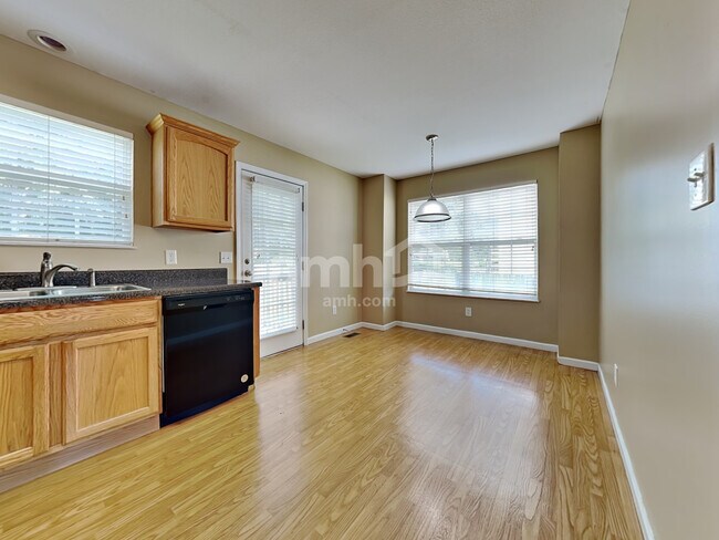 Foto del edificio - 3335 Branch Hill Ln