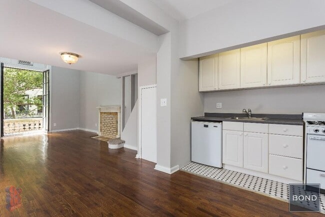 Building Photo - 7 E 75th St