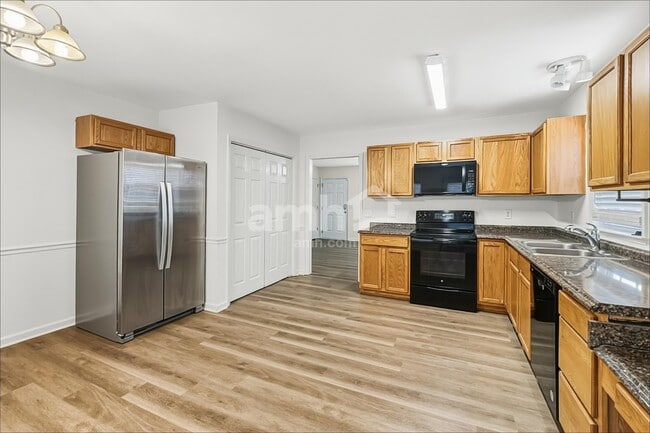 Building Photo - 2645 Wynbrook Dr