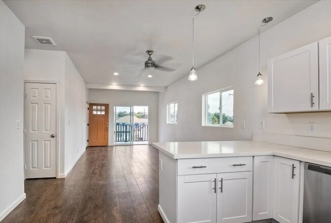 Foto del edificio - Fully Furnished Modern 3-Bed, 2-Bath Near ...