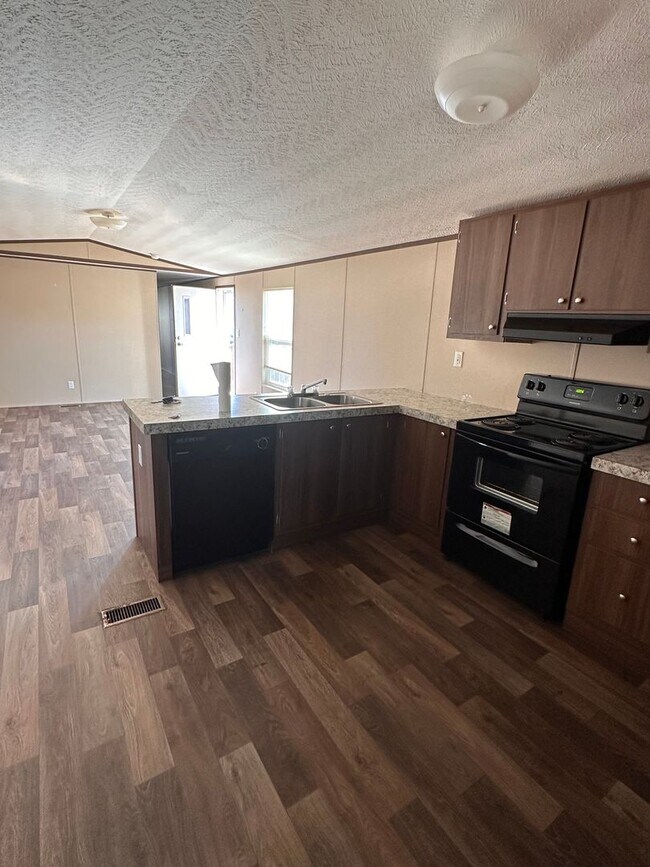 Building Photo - 3BR/2BA