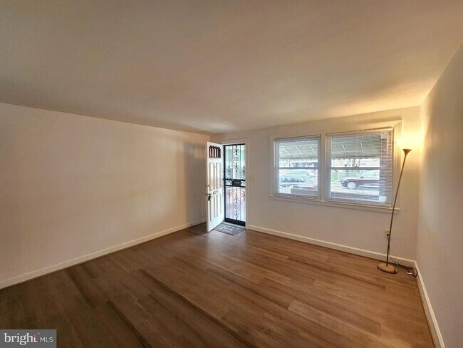 Foto del edificio - 135 Carver Rd