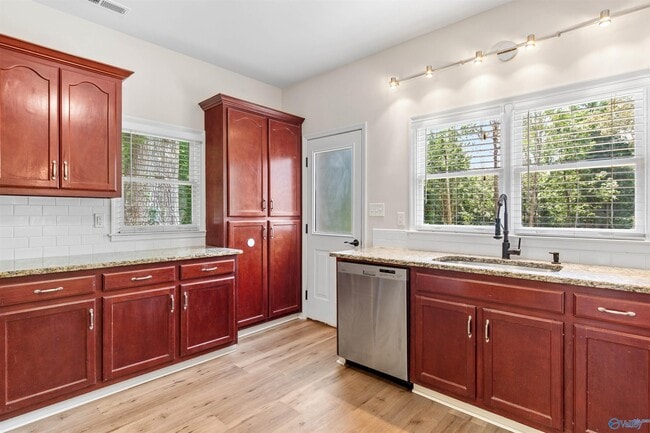 Foto del edificio - 285 Ruby Dr