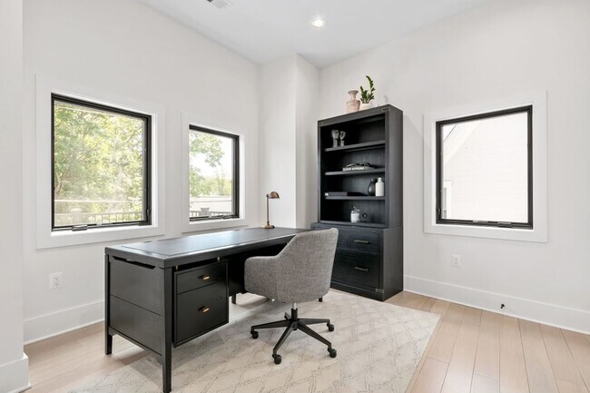 Foto del edificio - 10620 Parkwood Dr