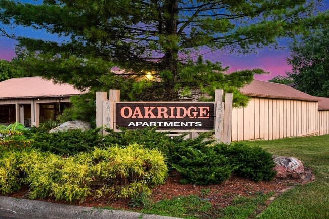 Building Photo - 2 Bedroom/2 Bathroom Oakridge Apartments U...
