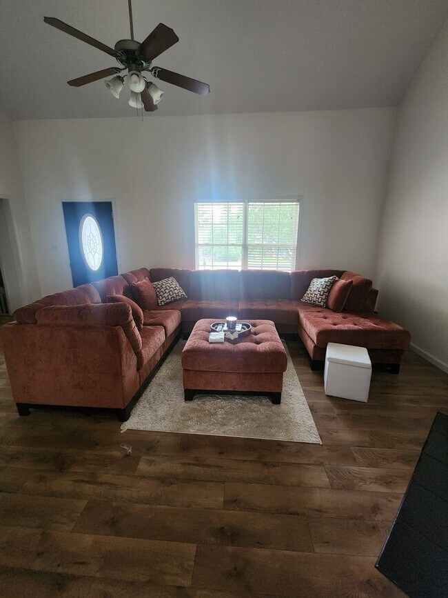 Foto del edificio - 1524 Cedar Springs Cir