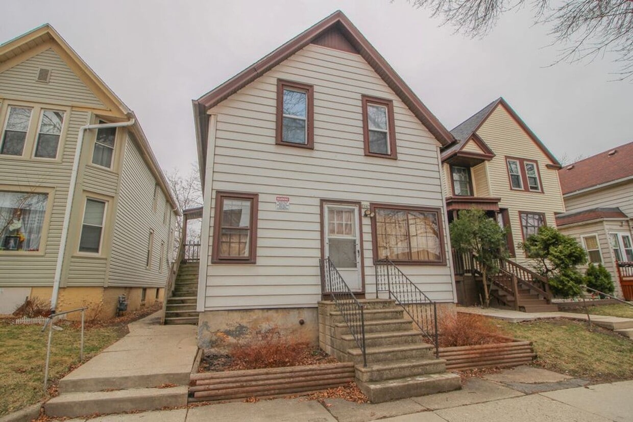 1043 S 31st St Unit Upper 1043A, Milwaukee, WI 53215 Room for Rent in