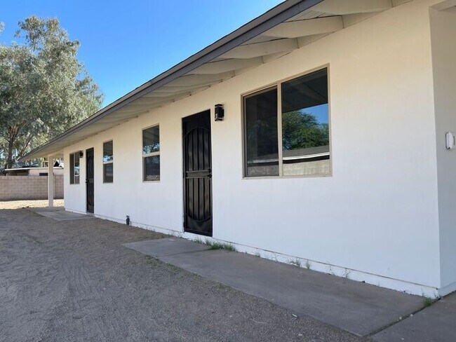 Foto del edificio - Newly Remodeled 1 Bedroom at end of culdesac, private gate