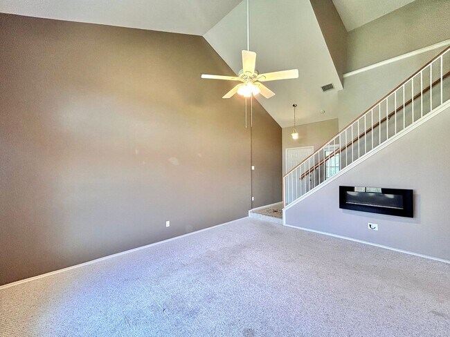 Foto del edificio - 3/BR 2.5/BA Home with High Ceilings, Walk-...