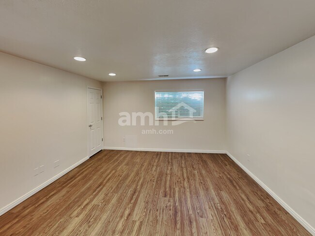Building Photo - 747 N 600 W