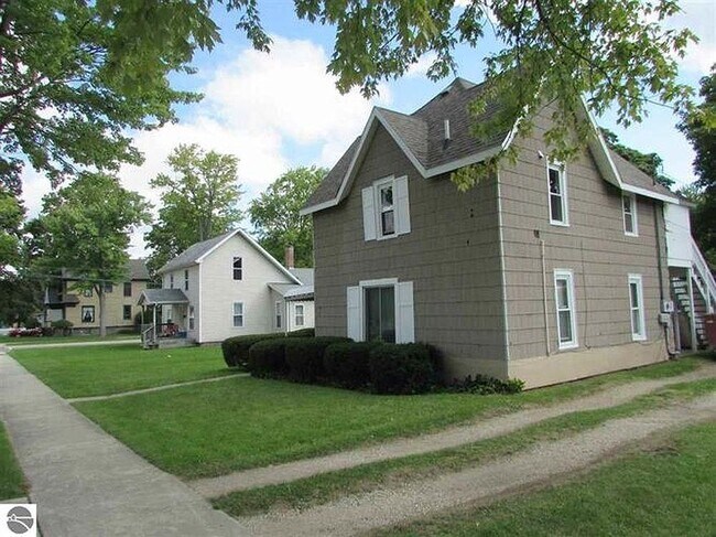 Building Photo - 209 S Fancher Ave