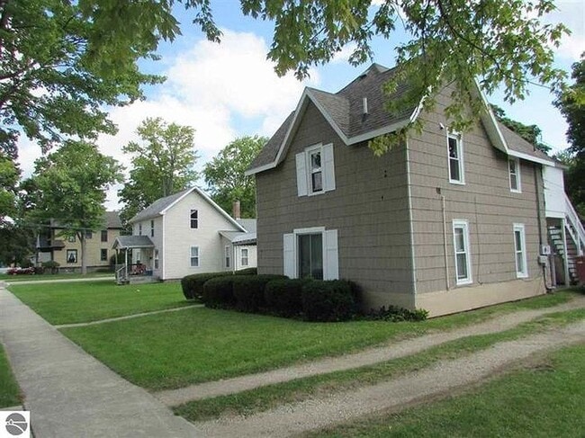 Building Photo - 209 S Fancher Ave