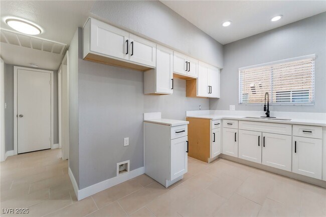 Foto del edificio - 5689 E Lake Mead Blvd