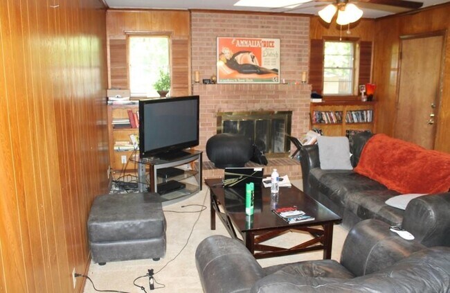 Foto del edificio - 8715 Labron Ave
