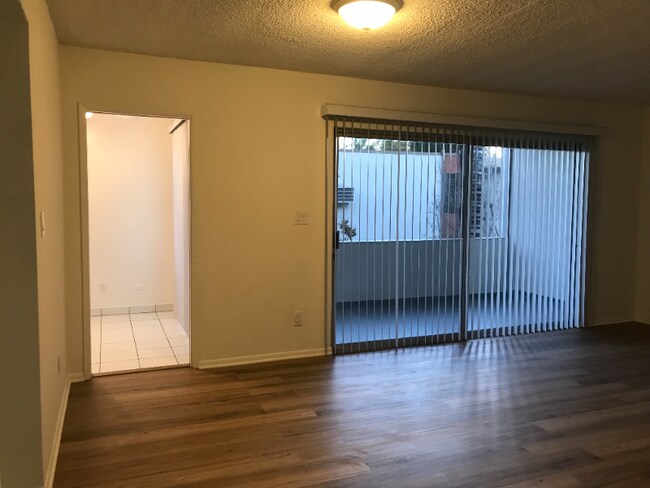 Building Photo - 425 S Hudson Ave