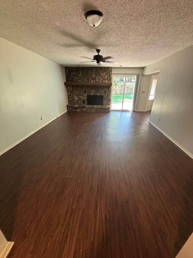 Building Photo - 3203 Cherokee Dr