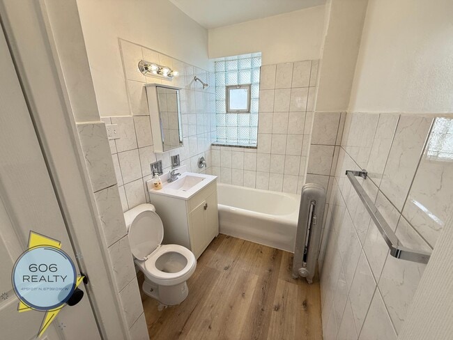 Building Photo - Spacious updated 6 Corners Apartments!