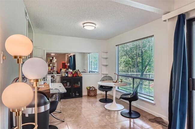 Foto del edificio - 6810 Thorncliffe Dr