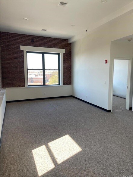 Foto del edificio - 18 E Sunrise Hwy