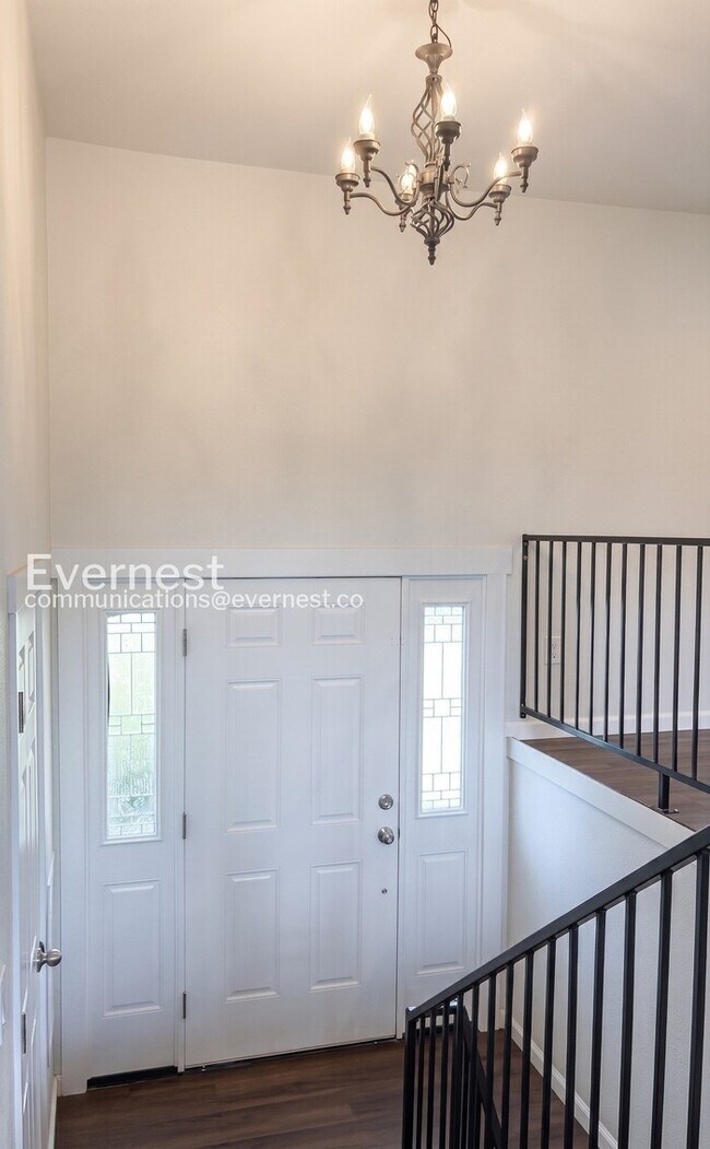Building Photo - 3-Bed/2.5-Bath Home with Fenced Yard & Attached Garage/Available Now!