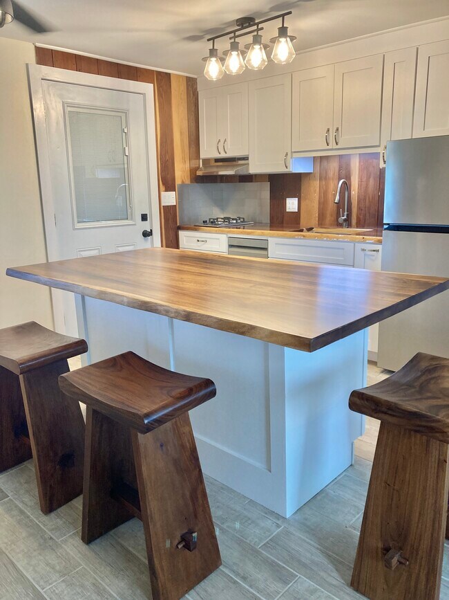 Building Photo - 347 Ainako Ave