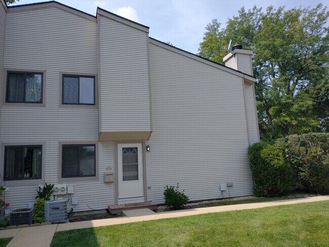 Building Photo - 518 Del Lago Dr