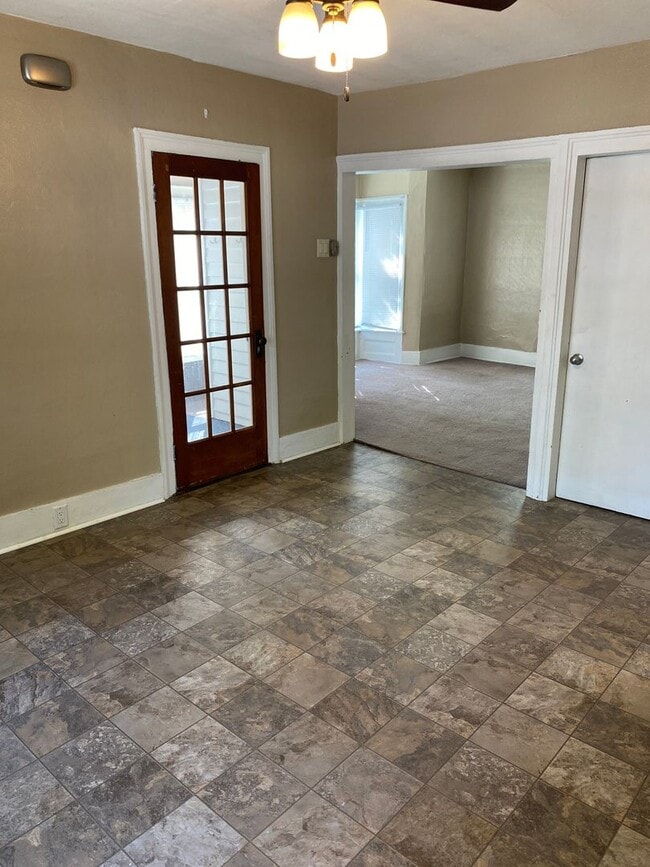 Building Photo - 3 Bedroom / 2 Bathroom