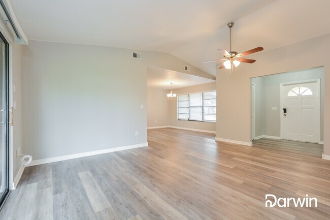 Building Photo - 605 Hanover Dr