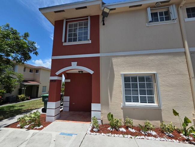 Building Photo - 18616 SW 100th Ave