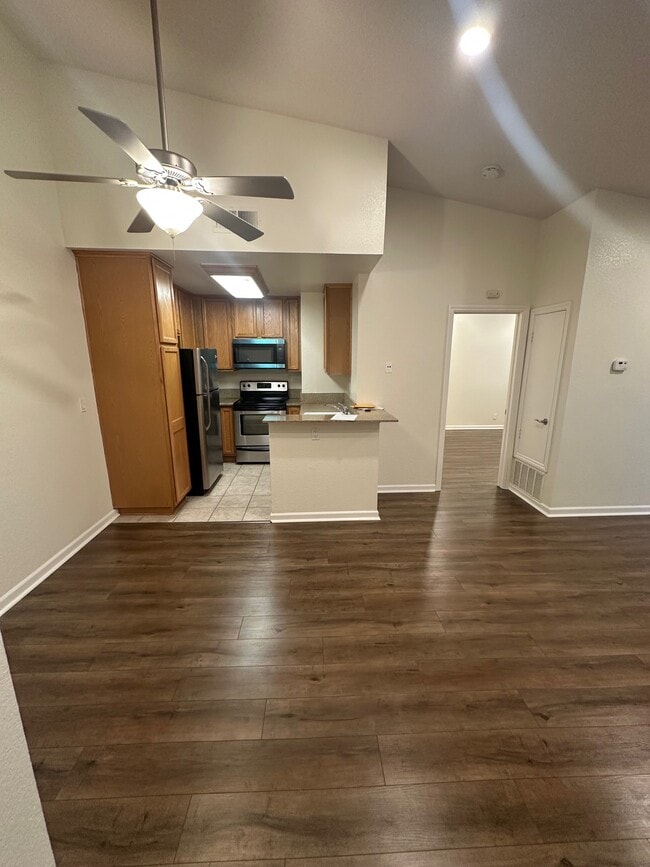 Building Photo - 415 Tyler Pl