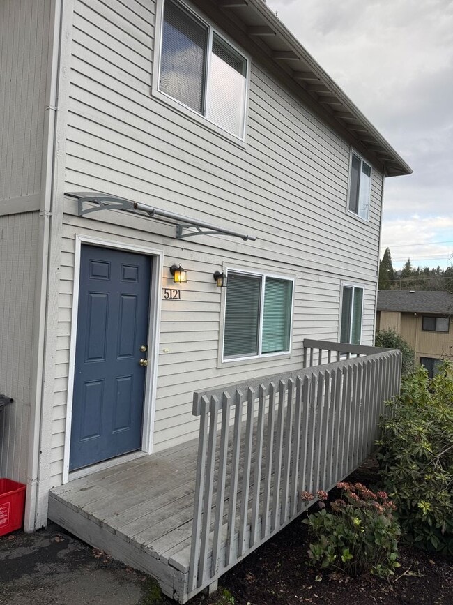 Foto del edificio - Spacious 2br/1.5ba 2-level Apt with washer/dryer included