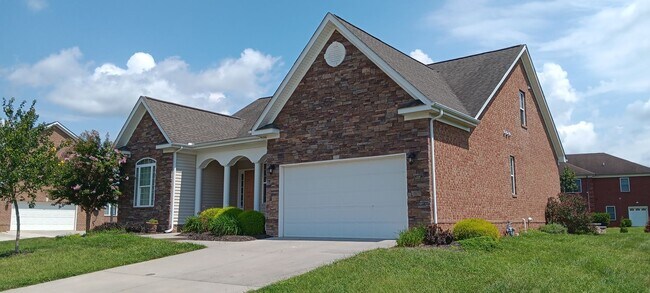 Foto del edificio - Heron's Landing 4 BD/ 3BTH Available May 14th