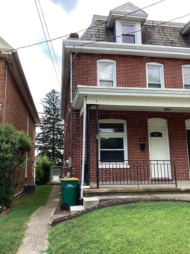 Primary Photo - 231-233 W. Sixth St.
