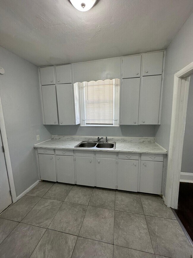 Foto del edificio - 1555 W 7th St