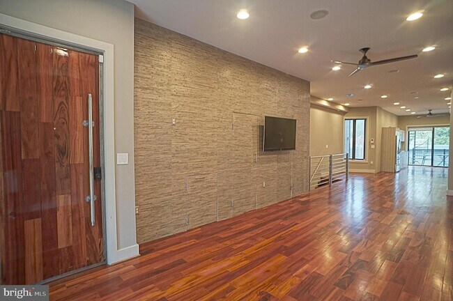 Foto del edificio - 2419 1st St NW