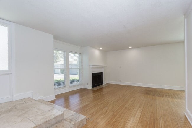 Building Photo - 3 Bed / 2.5 Bath light and spacious townho...