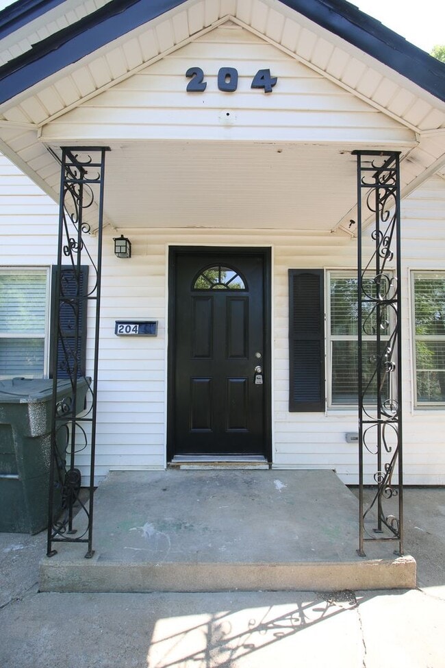 Building Photo - Recently Remodeled 3 Bed 2 Bath!