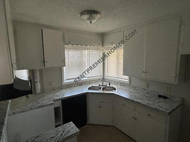 Building Photo - 4819 East 37th St. Tulsa, OK 74135