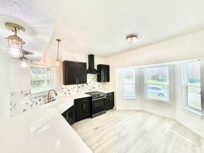Building Photo - 1512 Mayfair Dr