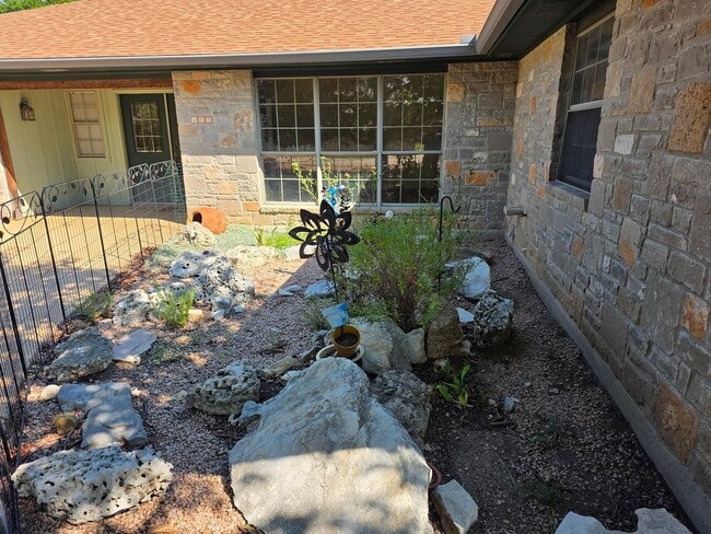 Building Photo - FOR LEASE!!
