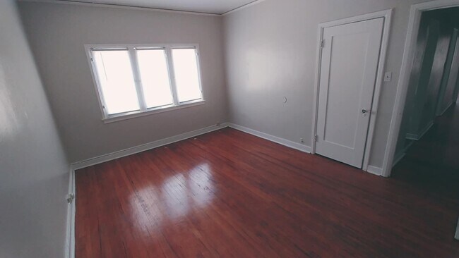 Spacious and Airy bedroom - 1513 Dixon St