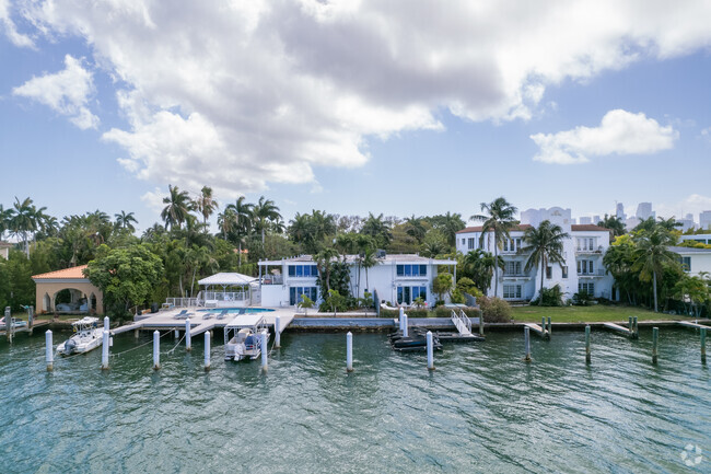 Building Photo - Island Club