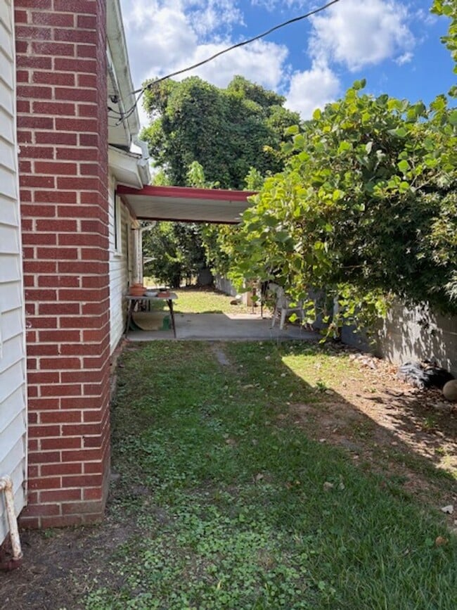 Building Photo - Well Maintained Older Home with Central HVAC