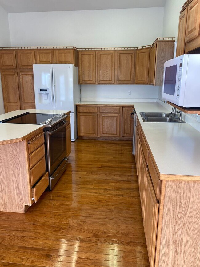 Building Photo - Pet Friendly, Beautiful Home in The Cove W...