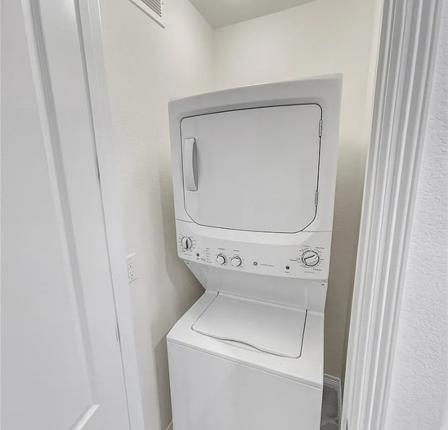 Foto del edificio - 14880 Chicago St