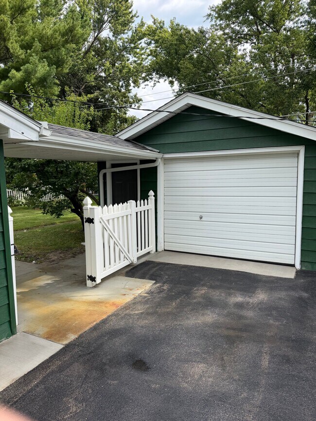 Building Photo - 250 N Levasseur Ave