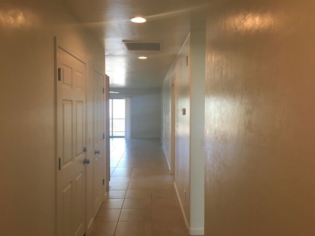 Building Photo - 8436 E Lakeshore Dr