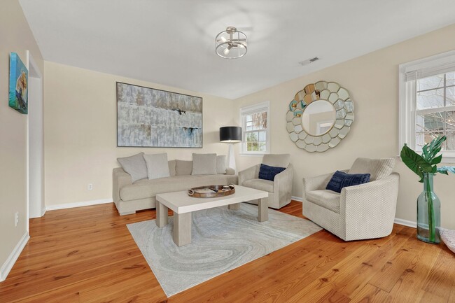 Foto del edificio - Furnished Off-Season 3bd/2ba Coastal Retreat with Screened Porch & Private Parking
